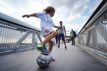 足坛一夜动态：FIFA官方支持因凡蒂诺 皇马接近续约熊皇+官宣新援｜熊猫体育（配图示意）